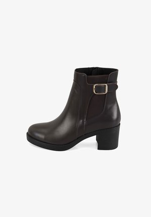 Bottine en cuir marron avec un bout arrondi, un talon bloc modéré, des panneaux latéraux en tissu et une accent décoratif en boucle en métal.