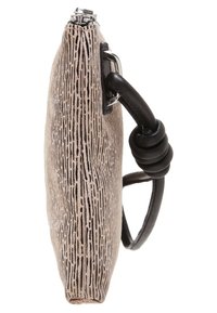 Borsa in pelle beige con linee testurizzate, manico nero e chiusura in metallo. Profilo sottile con bordi arrotondati e finitura morbida.