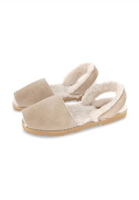 Chaussons ouverts en daim beige avec une doublure blanche duveteuse et une semelle plate marron clair. Conception à bout carré avec des détails de couture minimalistes.