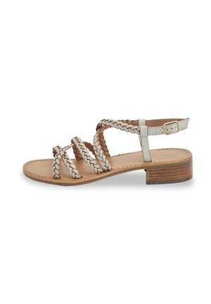 Sandal in pelle intrecciata beige e marrone, design open-toe con cinturino regolabile alla caviglia e un tacco basso in legno. Texture liscia.