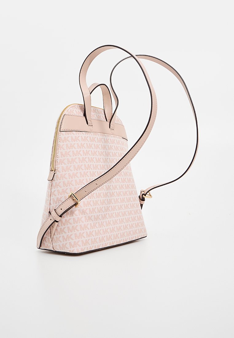 Compact beige en roze schoudertas met dubbele handvatten, gouden rits, verstelbare schouderband en herhalend "MK" logo patroon.
