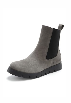 Graue Wildleder-Chelsea-Stiefel mit elastischen Seitenteilen, Zuglasche und einer strukturierten schwarzen Gummisohle. Klare Linien und eine schlanke Silhouette.