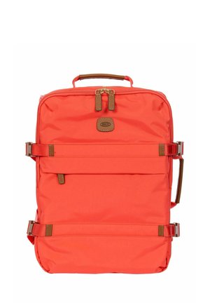 Sac de voyage rectangulaire orange vif avec poignée en cuir marron, sangles latérales réglables et fermeture éclair double sur le dessus à l'avant.