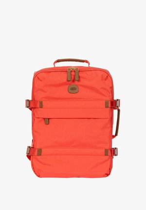 Sac de voyage rectangulaire orange vif avec poignée en cuir marron, sangles latérales réglables et fermeture éclair double sur le dessus à l'avant.