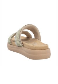 Zandaler med to stropper, der har en glat beige fodseng og en tekstureret, glitrende strop med indlagte rhinsten. Tykk, polstret sål for komfort.