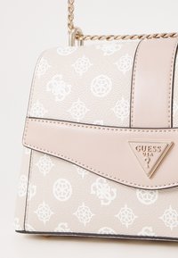 Borsa a tracolla beige e bianca con motivo, finitura in pelle sintetica, dotata di una patta frontale, hardware dorato e una placca con logo triangolare.