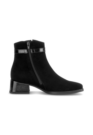 Schwarze Wildleder-Stiefelette mit seitlichem Reißverschluss, niedrigem Blockabsatz und glänzender Lackumrandung an Knöchel und Ferse.