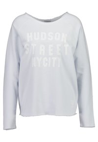 Sudadera azul claro con un escote amplio, mangas largas, dobladillo deshilachado y "HUDSON STREET NYC CITY" impreso en letras blancas en negrita.