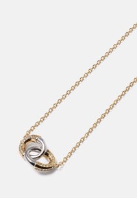 Collier en chaîne dorée avec des anneaux en argent et en or entrelacés, les anneaux dorés ornés de petites cristaux transparents.