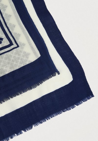 Écharpe légère bleu marine et crème avec une finition texturée, présentant des rayures contrastantes et des franges le long des bords.