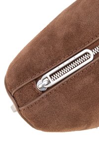 Borsellino in suede marrone con cerniera metallica argento. La cerniera presenta una linguetta di estrazione ed è incorniciata da una rifinitura in pelle liscia lungo la cucitura.