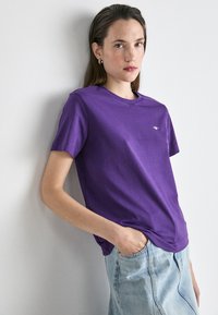 GANT SHIELD - T-shirt basic - pansy purple