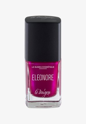 Bottiglia di smalto per unghie con una base di vetro quadrata, colore fucsia metallico e un tappo rettangolare nero con testo bianco.