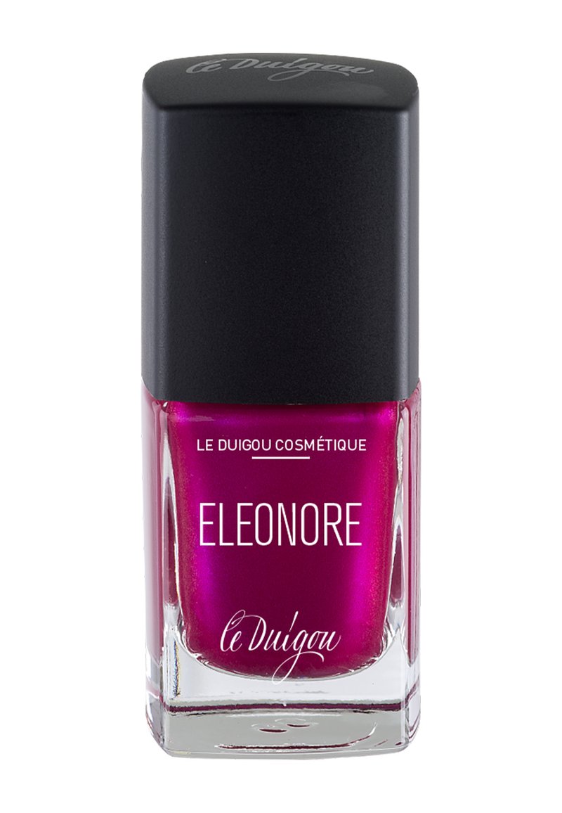 Nagellackflasche mit quadratischem Glasboden, metallischem Fuchsia-Farbton und schwarzem rechteckigem Deckel mit weißem Text.