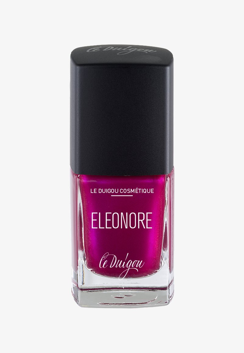 Nagellackflasche mit quadratischem Glasboden, metallischem Fuchsia-Farbton und schwarzem rechteckigem Deckel mit weißem Text.