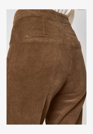 Pantaloni in corduroy marroni con righe verticali, dotati di una superficie testurizzata e una tasca posterior. La vita è liscia e aderente.