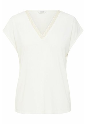 Valge V-kaelusega T-särk lühikeste varrukatega, millel on dekoratiivne õmblusdetail kaeluse äärtes. Sile, kerge kangas ja vabalt langev lõige.