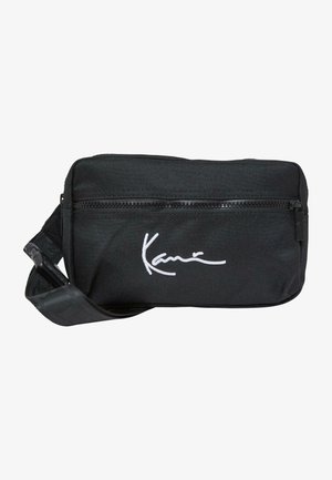 Borsa a tracolla nera in tessuto con scomparto con zip, caratterizzata da logo ricamato bianco sulla parte frontale, tracolla regolabile e forma rettangolare.
