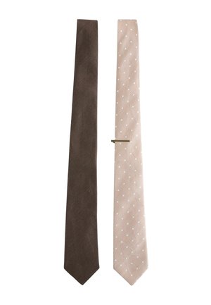 Zwei Herrenkrawatten nebeneinander, eine einfarbig braun und die andere blassrosa mit weißen Polka-Dots und einer silbernen Krawattenklammer.