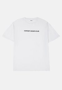Hvit bomulls T-skjorte, rund hals, korte ermer, med "CONCEPT SPORTS CLUB" i fet svart tekst på brystet.