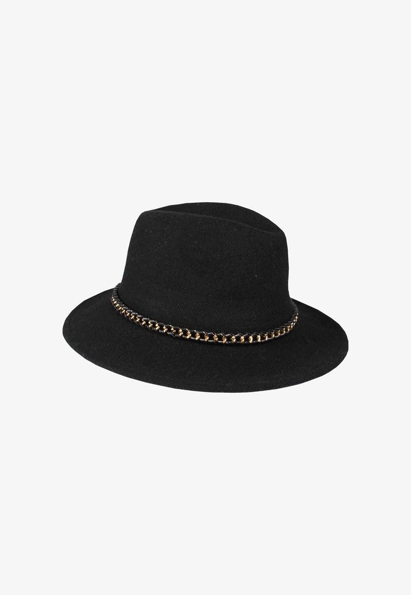 Fekete filc kalap széles karimával és díszes arany lánccal a tövénél. Struktúrált koronával és sima felülettel rendelkezik.