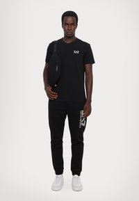 EA7 Emporio Armani PANTALONI - Treningo apatinė dalis - black
