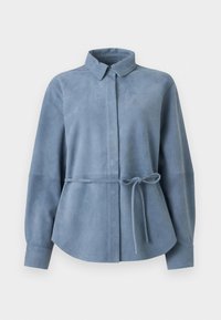 Langsleeve blauwe suede blouse met kraag, verborgen knopen aan de voorkant en een dunne strikceintuur op de taille.