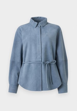 Camisa de ante azul de manga larga con cuello, botones frontales ocultos y un lazo delgado atado en la cintura.