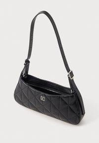 Juoda, siuvinėta rankinė, pagaminta iš lygaus sintetinio audinio, su nuimama dirželiu, užtrauktuko uždarymu ir maža metaline logotipo detale.