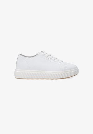 Białe skórzane sneakersy z zaokrąglonym noskiem, sznurowanym zapięciem oraz teksturowaną, żebrowaną gumową podeszwą. Charakteryzują się gładką cholewką i szarymi akcentami.