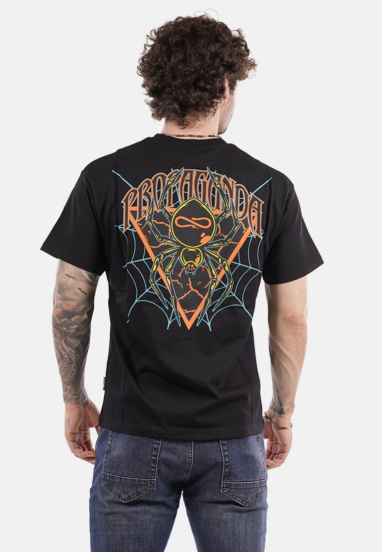 T-shirt in cotone nero con una grafica colorata di ragno e dettagli della ragnatela sulla schiena. Design con collo rotondo e maniche corte.