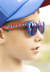 Blauwe zonnebril met een rode rand, voorzien van Sonic the Hedgehog-ontwerpen, reflecterende lenzen en ronde accenten langs de slapen.