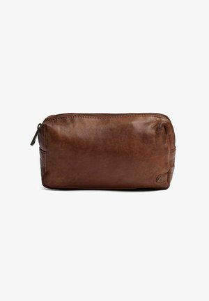 Braune Leder-Toilettentasche mit glatter Textur, rechteckiger Form und einem Reißverschluss an der Oberseite; verfügt über ein dezentes Logo an der Seite.