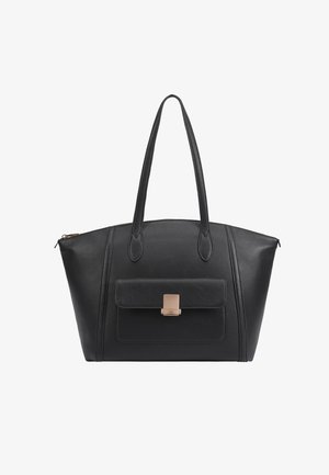 Zwarte leren shopper met twee lange handvatten, voorklepzak met goudkleurige gesp en bovenkant met ritssluiting.