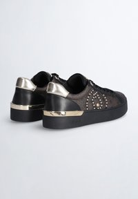 Sneaker nere in pelle con parte superiore in tessuto decorato, dettagli in metallo dorato e suola nera spessa con logo.