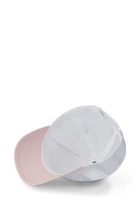 Casquette rose et blanche avec un pic arrondi, dos en maille et strap ajustable. Présente une texture lisse et un branding subtil à l'intérieur de la bande.