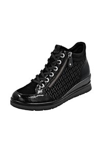 Baskets montantes noires en cuir verni brillant et tissu texturé, avec un laçage à l'avant, une fermeture éclair latérale en argent et une semelle en caoutchouc.