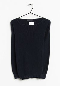 Mörkblå ribbade tröja med vid halsringning, långa ärmar och textilstruktur. Hänger på en svart krok mot en vit bakgrund.