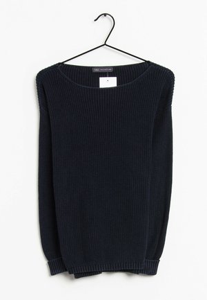 Mörkblå ribbade tröja med vid halsringning, långa ärmar och textilstruktur. Hänger på en svart krok mot en vit bakgrund.