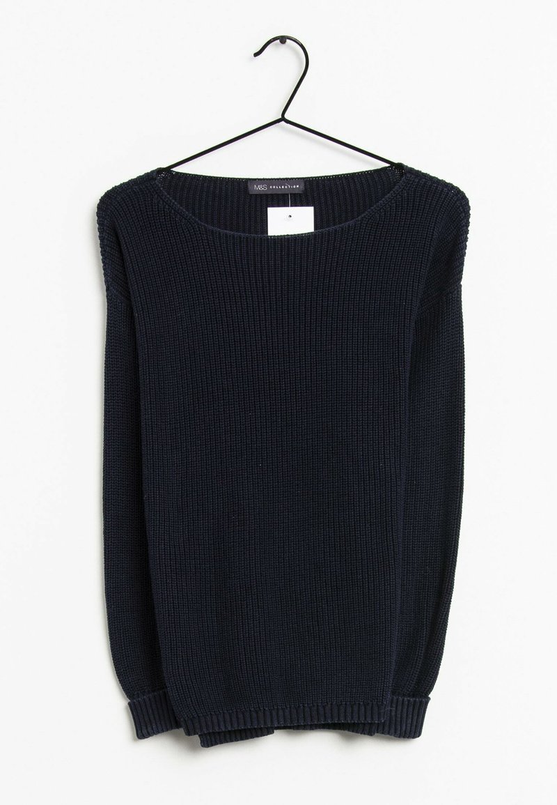 Mörkblå ribbade tröja med vid halsringning, långa ärmar och textilstruktur. Hänger på en svart krok mot en vit bakgrund.