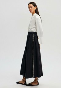 Touché Privé WITH PEARL DETAIL - Falda larga - black