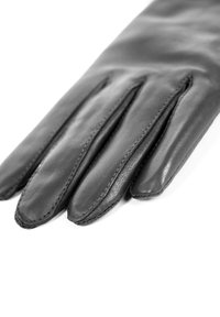 Sort læderhandske med fem fingre, glat tekstur, syninger langs kanterne, tilspidset ved fingerspidserne, skråt perspektiv, minimalistisk design.