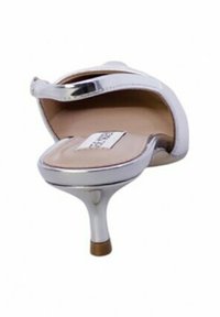 Scarpa con tacco alto argentata, con punta affusolata, retro aperto e tacco sottile. La soletta è beige, con un'etichetta del marchio ben visibile.