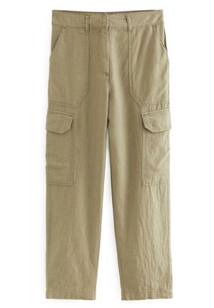 Spodnie cargo w kolorze khaki z przednimi i bocznymi kieszeniami na klapki, szlufkami na pasek i prostym krojem nogawek na białym tle.