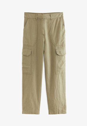 Pantalon cargo kaki avec poches à rabat à l'avant et sur les côtés, passants de ceinture, et coupe droite sur fond blanc.
