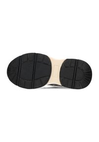 Semelle de chaussure en caoutchouc noir avec une surface texturée, présentant un centre beige contrastant et des motifs de bande de roulement pour une meilleure adhérence.