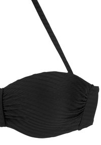 Schwarzer Bandeau-Bikini-Oberteil mit gerippter Textur, verfügt über dünne, flache Träger und ein Rüschen-Detail in der Mitte für ein gerafftes Aussehen.