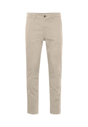 Chinos de algodón beige con un diseño de pierna recta, con cierre de botón y bolsillos frontales. Textura suave y detalles de costura mínimos.