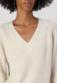 JDY JDYINGEBORG ADA LIFE V-NECK - Vesta - pumice stone