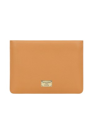 Clutch rettangolare in pelle color cuoio, dalla texture liscia, con una piccola targhetta in metallo con la scritta "braccialini 1954 Firenze" al centro, vicino al fondo.